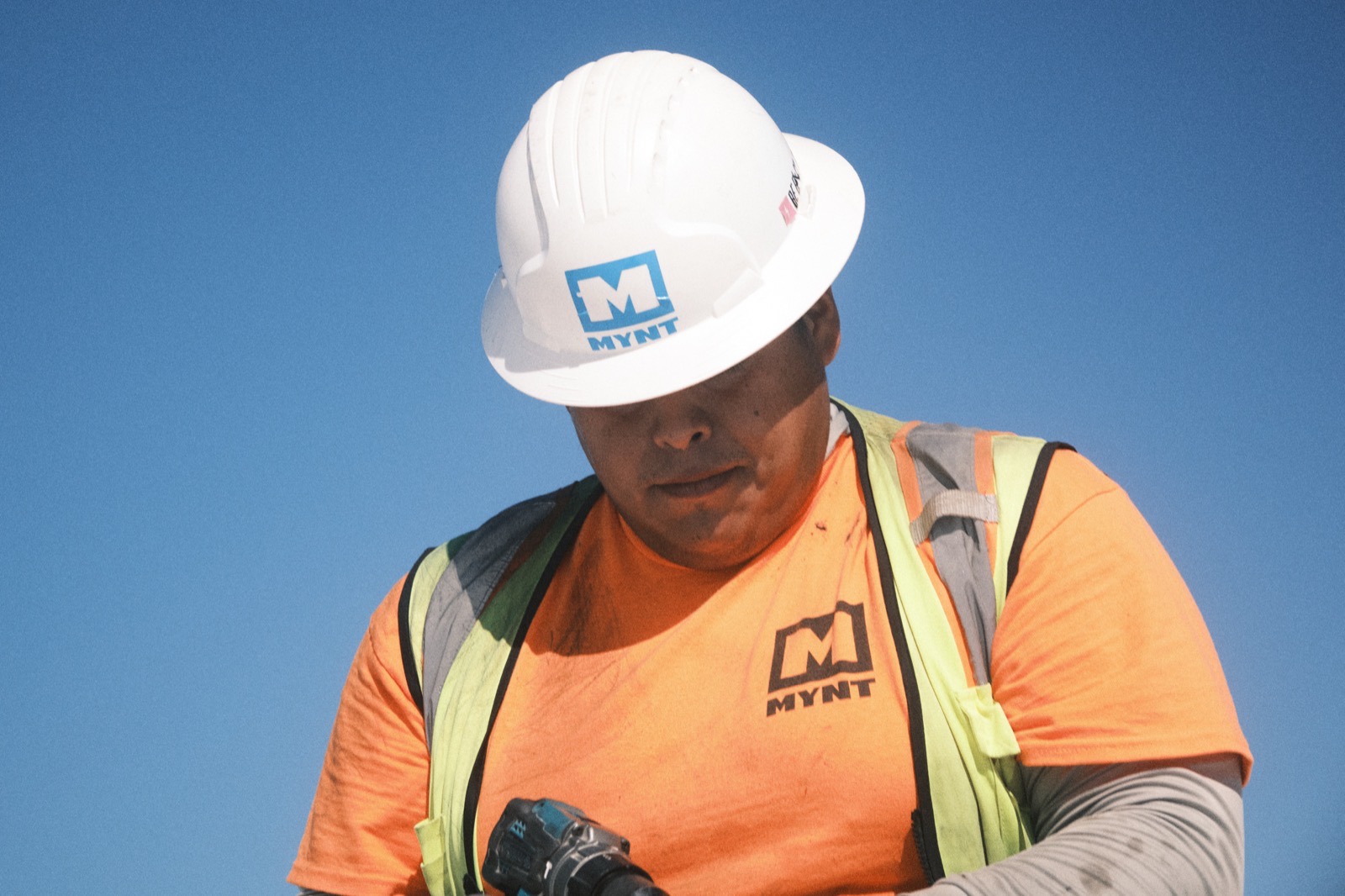 MYNT construction crew at work on a California solar project